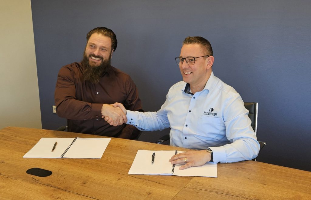Piet Brouwer Elektrotechniek en het Finse Randax gaan een exclusief dealerschap aan voor het leveren van permanent magneet (PM) voorstuwingsmotoren aan scheepsbouwend Nederland. (Benelux) De samenwerking tussen deze twee no-nonsense bedrijven sluit mooi aan op hun goede reputatie in de maritieme sector en de toenemende vraag naar elektrische aandrijflijnen voor scheepsvoortstuwing.